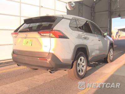 2025 Toyota RAV4 LE - zdjęcie 4 z 25 - miniatura
