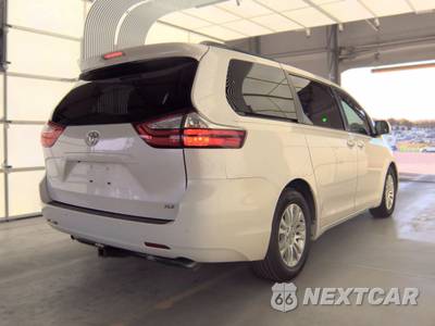 2015 Toyota Sienna XLE 8-Passenger 119.3" WB - zdjęcie 4 z 18 - miniatura
