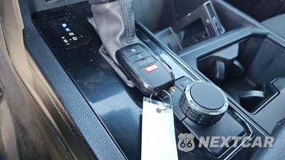 2025 Toyota Tundra SR5 Crew Cab Short Bed - zdjęcie 18 z 21 - miniatura