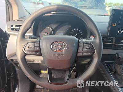 2025 Toyota Sienna LE 8-Passenger 120.5" WB - zdjęcie 10 z 28 - miniatura