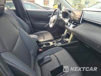 2025 Toyota Corolla Cross XLE - zdjęcie 8 z 17 - miniatura