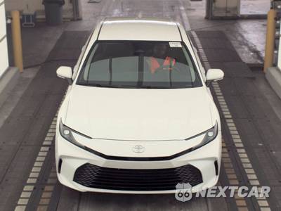 2025 Toyota Camry LE - zdjęcie 2 z 23 - miniatura