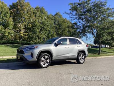2025 Toyota RAV4 XLE - zdjęcie 2 z 28 - miniatura