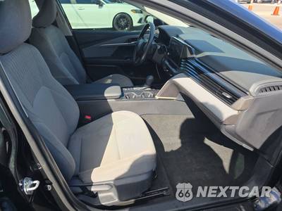 2025 Toyota Camry LE - zdjęcie 8 z 25 - miniatura