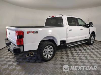 2023 Ford Super Duty F-250 Lariat Crew Cab Medium Bed - zdjęcie 10 z 20 - miniatura