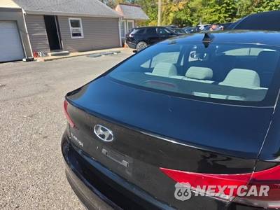 2017 Hyundai Elantra SE Sedan - zdjęcie 21 z 24 - miniatura