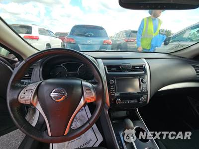 2015 Nissan Altima 2.5 SV - zdjęcie 11 z 33 - miniatura