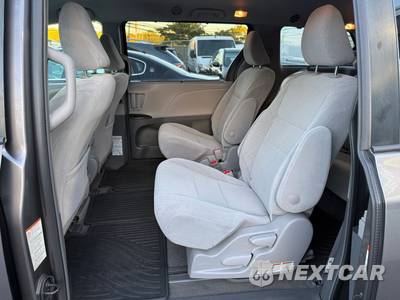 2018 Toyota Sienna LE 8-Passenger 119.3" WB - zdjęcie 9 z 25 - miniatura