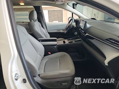2025 Toyota Sienna XLE 8-Passenger 120.5" WB - zdjęcie 8 z 22 - miniatura