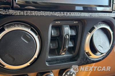 2014 Jeep Wrangler Unlimited Sahara - zdjęcie 39 z 49 - miniatura