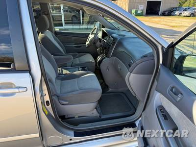 2010 Toyota Sienna LE Minivan 8-Passenger 119.3" WB - zdjęcie 11 z 32 - miniatura