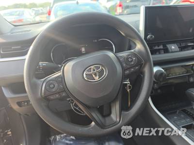 2025 Toyota RAV4 LE - zdjęcie 10 z 43 - miniatura
