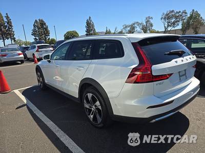 2025 Volvo V60 Cross Country B5 Plus - zdjęcie 6 z 31 - miniatura
