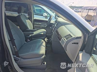 2010 Chrysler Town & Country Touring 121.2" WB - zdjęcie 8 z 39 - miniatura