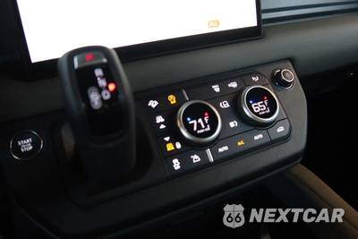 2025 Land Rover Defender 110 X-Dynamic SE - zdjęcie 40 z 54 - miniatura