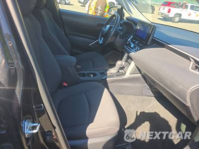 2025 Toyota Corolla Cross LE - zdjęcie 8 z 34 - miniatura