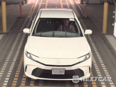 2025 Toyota Camry LE - zdjęcie 2 z 32 - miniatura