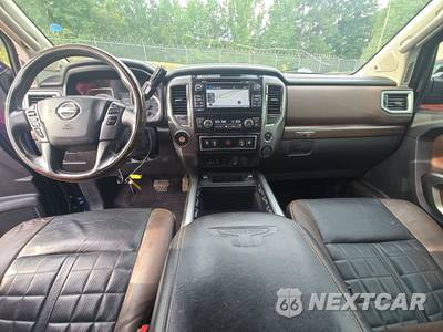 2017 Nissan TITAN Platinum Reserve Crew Cab Extra Short Bed - zdjęcie 11 z 34 - miniatura
