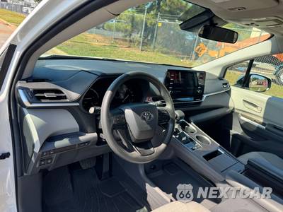 2024 Toyota Sienna LE 8-Passenger 120.5" WB - zdjęcie 10 z 26 - miniatura