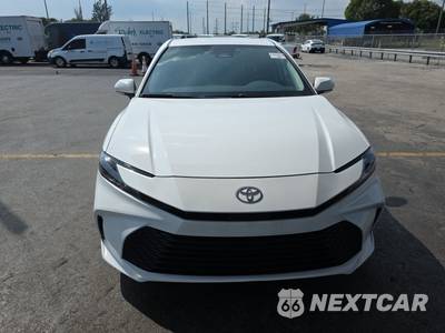 2025 Toyota Camry LE - zdjęcie 2 z 23 - miniatura