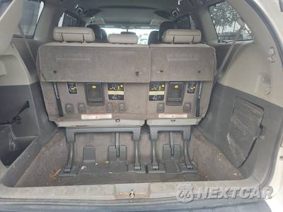 2015 Toyota Sienna XLE 8-Passenger 119.3" WB - zdjęcie 17 z 20 - miniatura