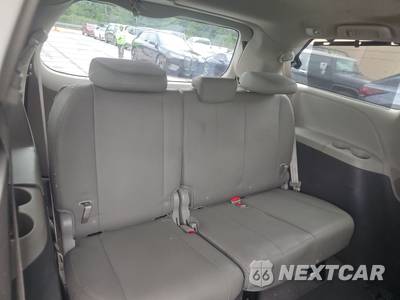 2015 Toyota Sienna XLE 8-Passenger 119.3" WB - zdjęcie 14 z 20 - miniatura