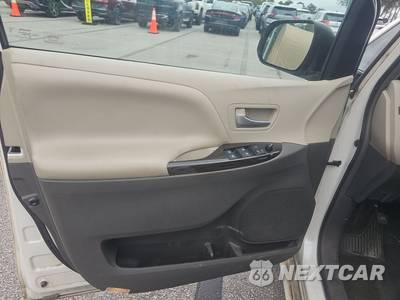 2015 Toyota Sienna XLE 8-Passenger 119.3" WB - zdjęcie 9 z 20 - miniatura