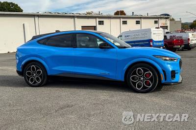 2021 Ford Mustang Mach-E GT - zdjęcie 2 z 39 - miniatura
