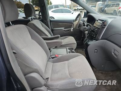 2010 Toyota Sienna LE Minivan 7-Passenger 119.3" WB - zdjęcie 8 z 49 - miniatura