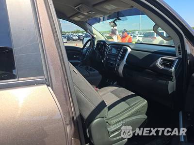 2017 Nissan TITAN SV Crew Cab Short Bed - zdjęcie 8 z 37 - miniatura