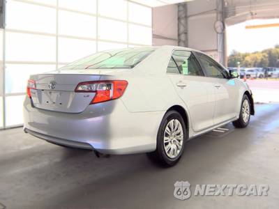 2014 Toyota Camry LE - zdjęcie 4 z 49 - miniatura