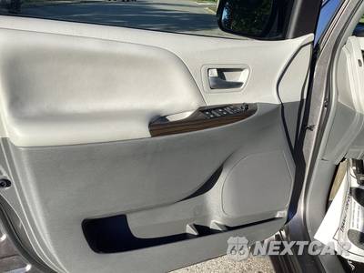 2017 Toyota Sienna XLE 8-Passenger 119.3" WB - zdjęcie 23 z 30 - miniatura