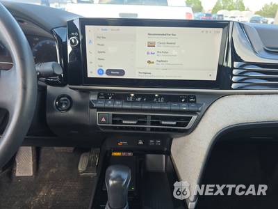 2025 Toyota Camry XLE - zdjęcie 11 z 31 - miniatura