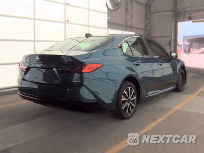2025 Toyota Camry XLE - zdjęcie 4 z 31 - miniatura