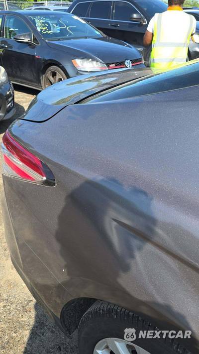 2020 Toyota Camry LE - zdjęcie 34 z 47 - miniatura