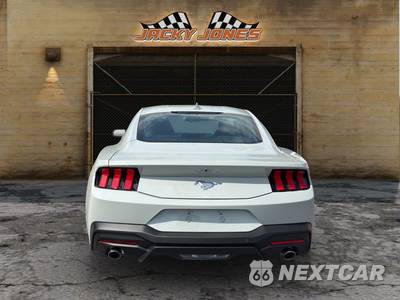 2026 Ford Mustang EcoBoost Coupe - zdjęcie 8 z 20 - miniatura