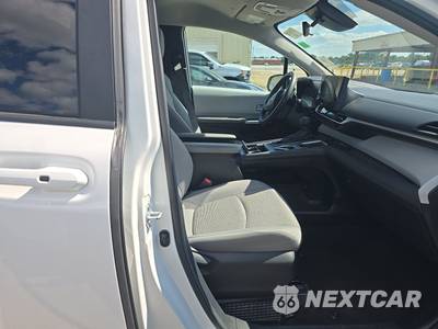 2025 Toyota Sienna LE 8-Passenger 120.5" WB - zdjęcie 8 z 26 - miniatura