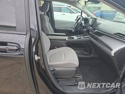 2025 Toyota Sienna LE 8-Passenger 120.5" WB - zdjęcie 8 z 24 - miniatura