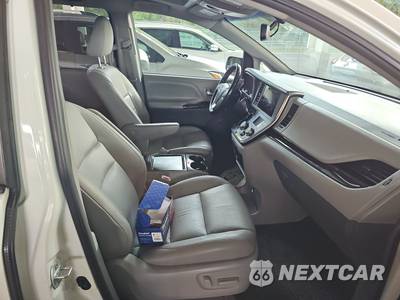 2017 Toyota Sienna Mobility XLE 7-Passenger w/Auto Access Seat 119.3" WB - zdjęcie 8 z 25 - miniatura