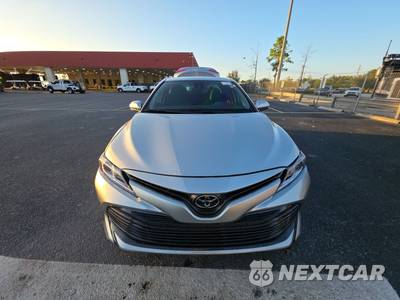 2019 Toyota Camry LE - zdjęcie 2 z 39 - miniatura