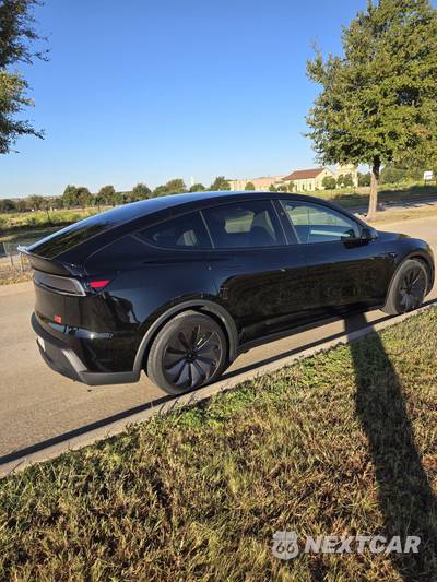 2027 Tesla Model Y Premium - zdjęcie 11 z 22 - miniatura