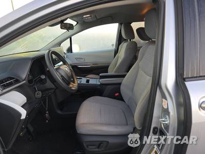 2025 Toyota Sienna LE 8-Passenger 120.5" WB - zdjęcie 7 z 25 - miniatura