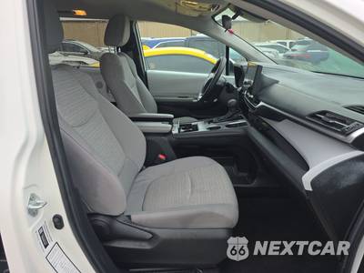 2025 Toyota Sienna LE 8-Passenger 120.5" WB - zdjęcie 8 z 29 - miniatura