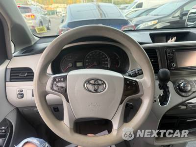 2013 Toyota Sienna LE 8-Passenger 119.3" WB - zdjęcie 30 z 32 - miniatura