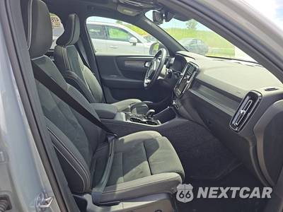 2025 Volvo XC40 B5 Plus Dark Theme - zdjęcie 8 z 20 - miniatura