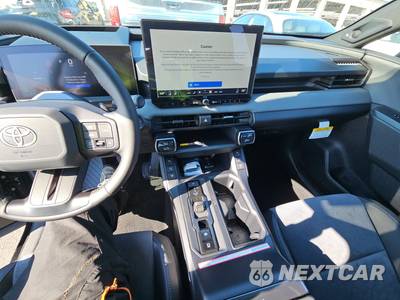 2026 Toyota RAV4 Plug-In Hybrid XSE - zdjęcie 11 z 21 - miniatura