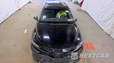 2018 Toyota Camry LE - zdjęcie 2 z 47 - miniatura
