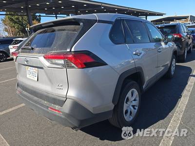 2025 Toyota RAV4 LE - zdjęcie 4 z 31 - miniatura