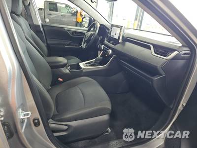 2025 Toyota RAV4 LE - zdjęcie 8 z 31 - miniatura