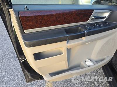 2010 Chrysler Town & Country Touring Plus 121.2" WB - zdjęcie 9 z 38 - miniatura
